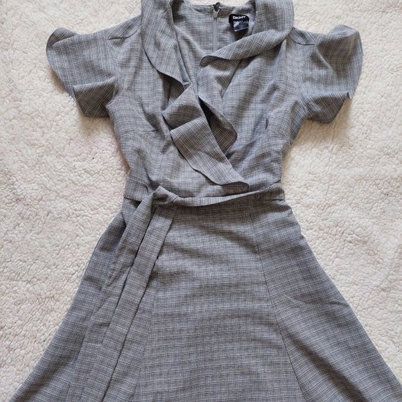 Grey plaid dress with deep v, ruffles, and belt, women's size 6 - Picture 1 of 8